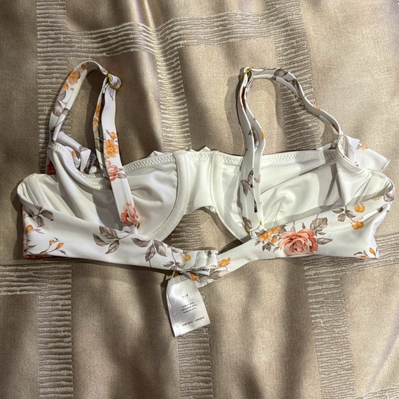 We wore what ruffle floral bikini top size small - Picture 4 of 4